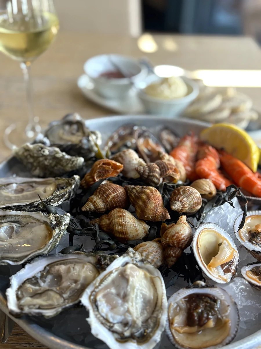 Plateau d’huîtres, de crevettes et de bulots photographié au Fanal.