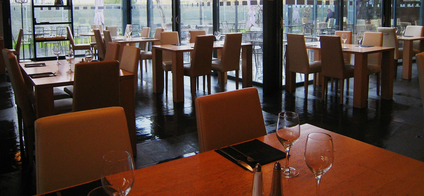 La salle du Fanal et ses tables en bois. Photographie publiée par le restaurant.
