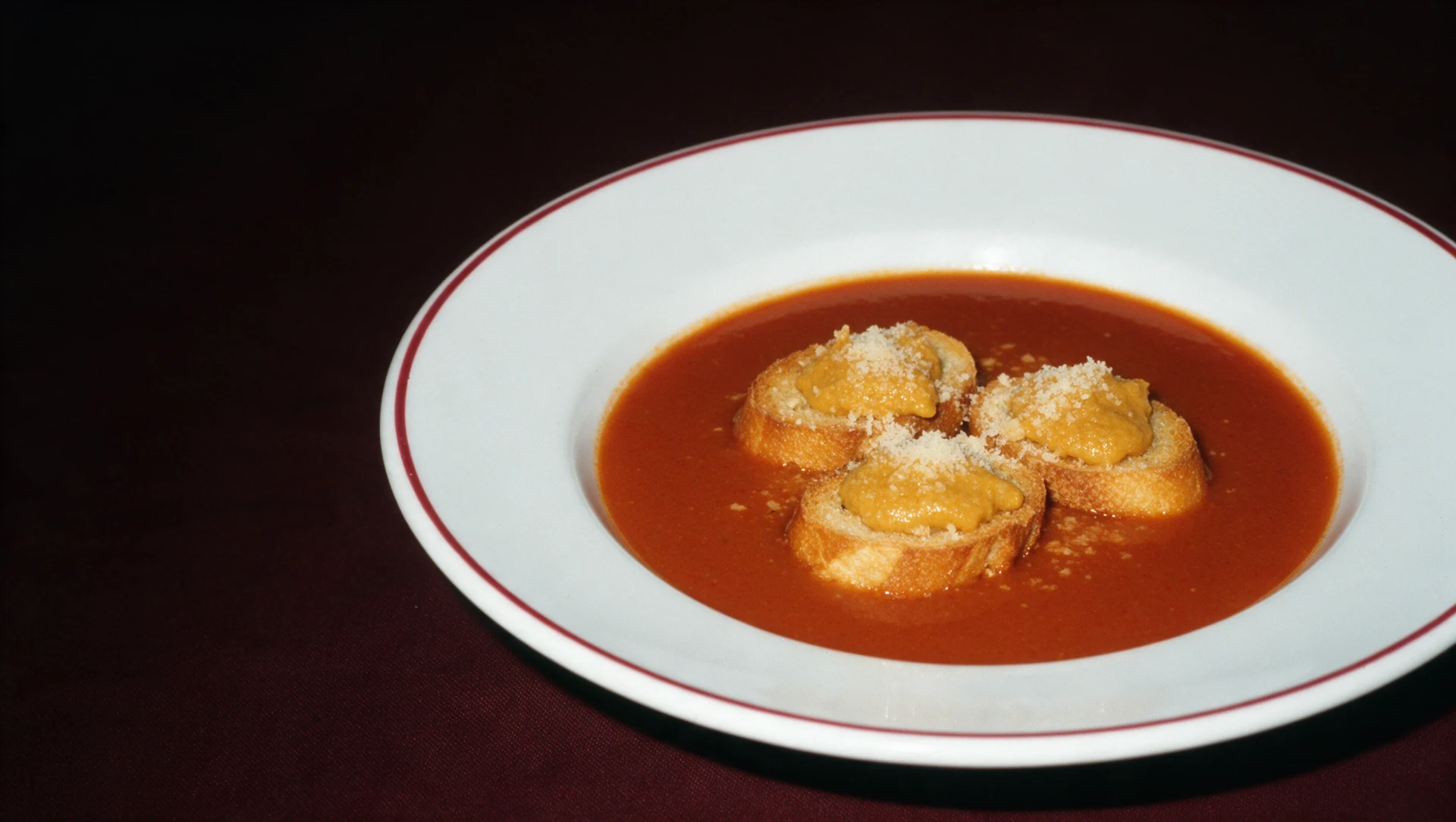 Soupe de poissons de roche, rouille, fromage et croûtons. Une composition de démonstration dont les accompagnements se séparent au défilement.